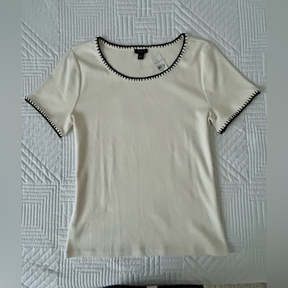 NWT ANN TAYLOR Cream Women’s top with Black Trim Size Medium
